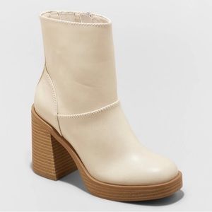 NWOT Women’s Olly Platform Boots off white